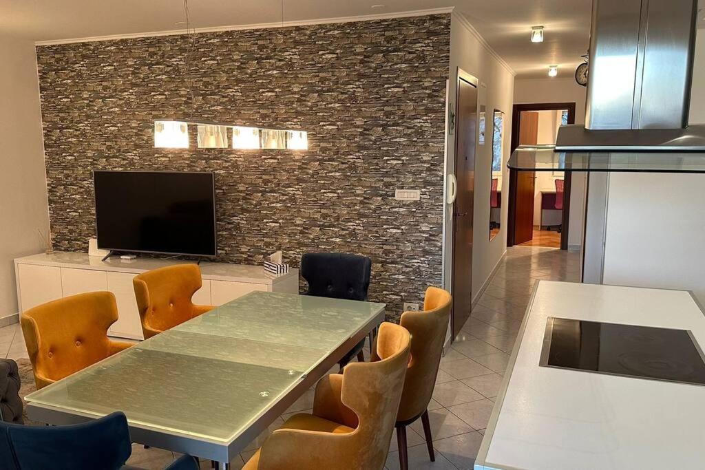 Apartment With Big Terrace Leon Split Exterior photo